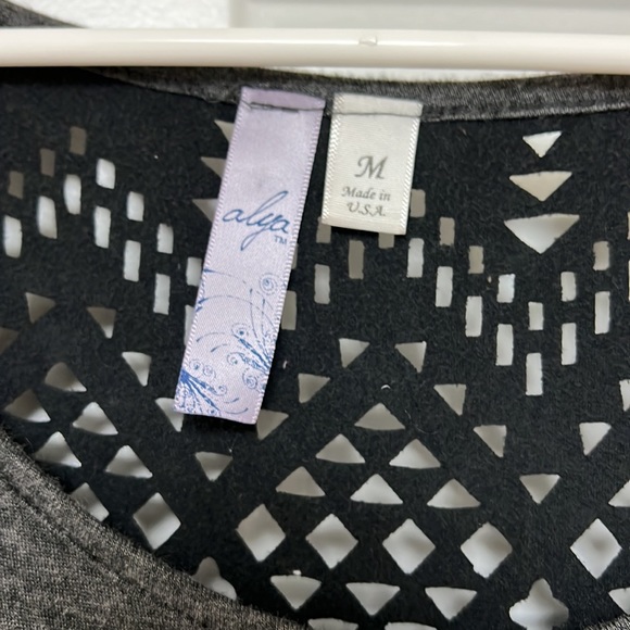 Alya by Francesca’s Shirt - Picture 2 of 3